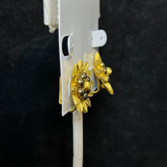 Vintage Kramer Gold Tone Flower Clip On Earrings (3763) - Picture 4 of 8